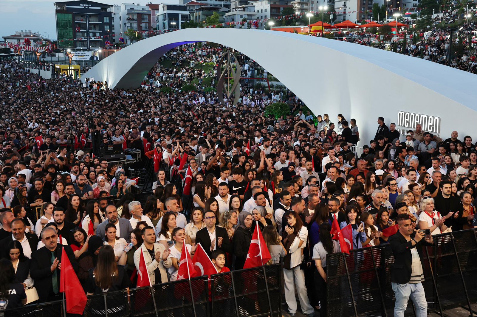 Menemen’de 19 Mayıs çifte bayramı: 23 bin metrekarelik 'Kent Gözü' açıldı!