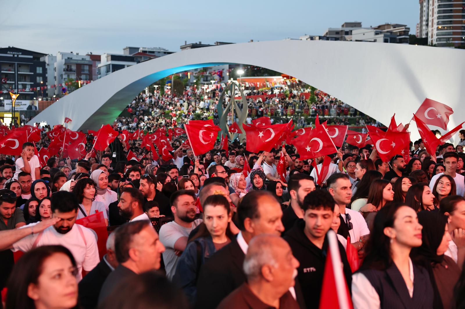 Menemen’de 19 Mayıs çifte bayramı: 23 bin metrekarelik 'Kent Gözü' açıldı!