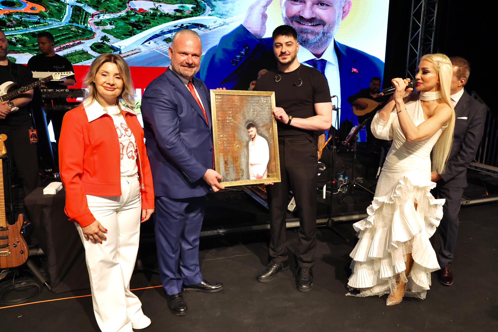 Menemen’de 19 Mayıs çifte bayramı: 23 bin metrekarelik 'Kent Gözü' açıldı!