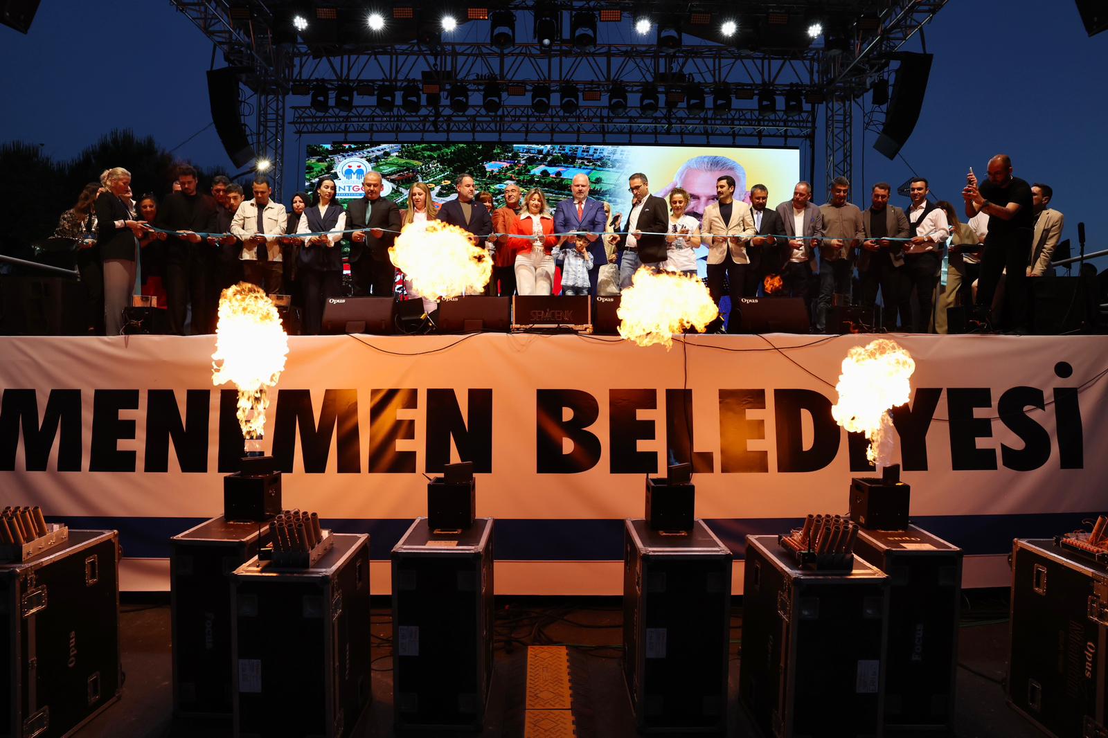 Menemen’de 19 Mayıs çifte bayramı: 23 bin metrekarelik 'Kent Gözü' açıldı!