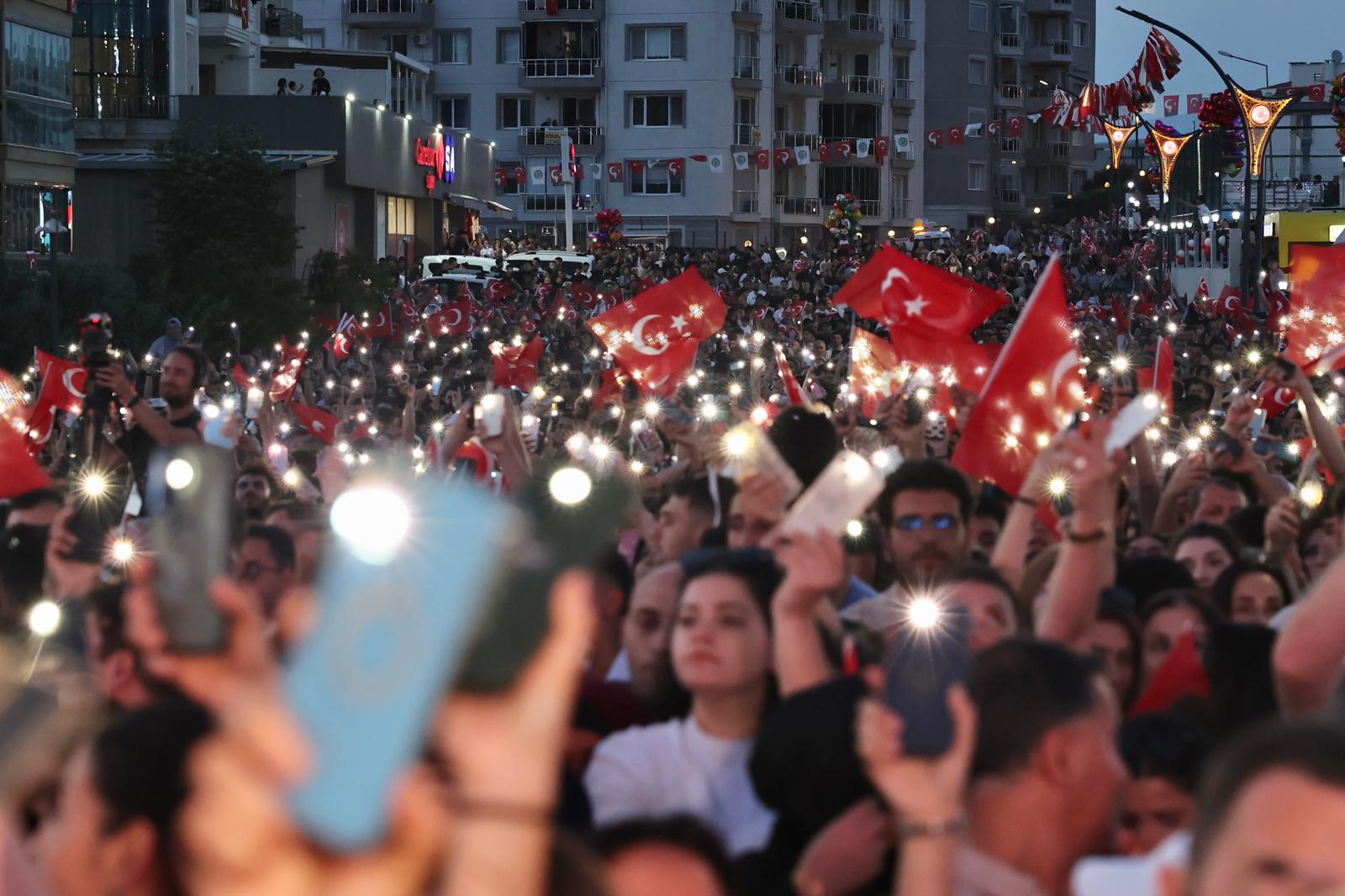 Menemen’de 19 Mayıs çifte bayramı: 23 bin metrekarelik 'Kent Gözü' açıldı!
