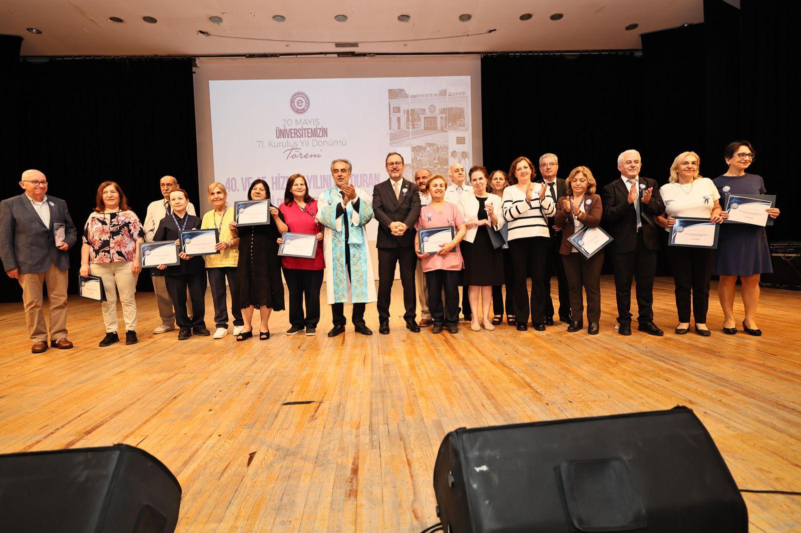 Dr. Mehmet Kasapoğlu’ndan Ege Üniversitesi’nde gençlere yol haritası: "Düşmekten korkmayın! 2 Dr. Mehmet Kasapoğlu’ndan Ege Üniversitesi’nde gençlere yol haritası: "Düşmekten korkmayın!