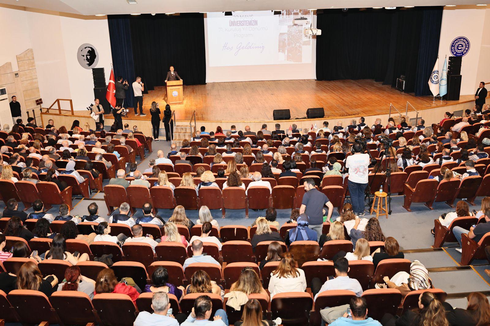 Dr. Mehmet Kasapoğlu’ndan Ege Üniversitesi’nde gençlere yol haritası: "Düşmekten korkmayın! 1 Dr. Mehmet Kasapoğlu’ndan Ege Üniversitesi’nde gençlere yol haritası: "Düşmekten korkmayın!