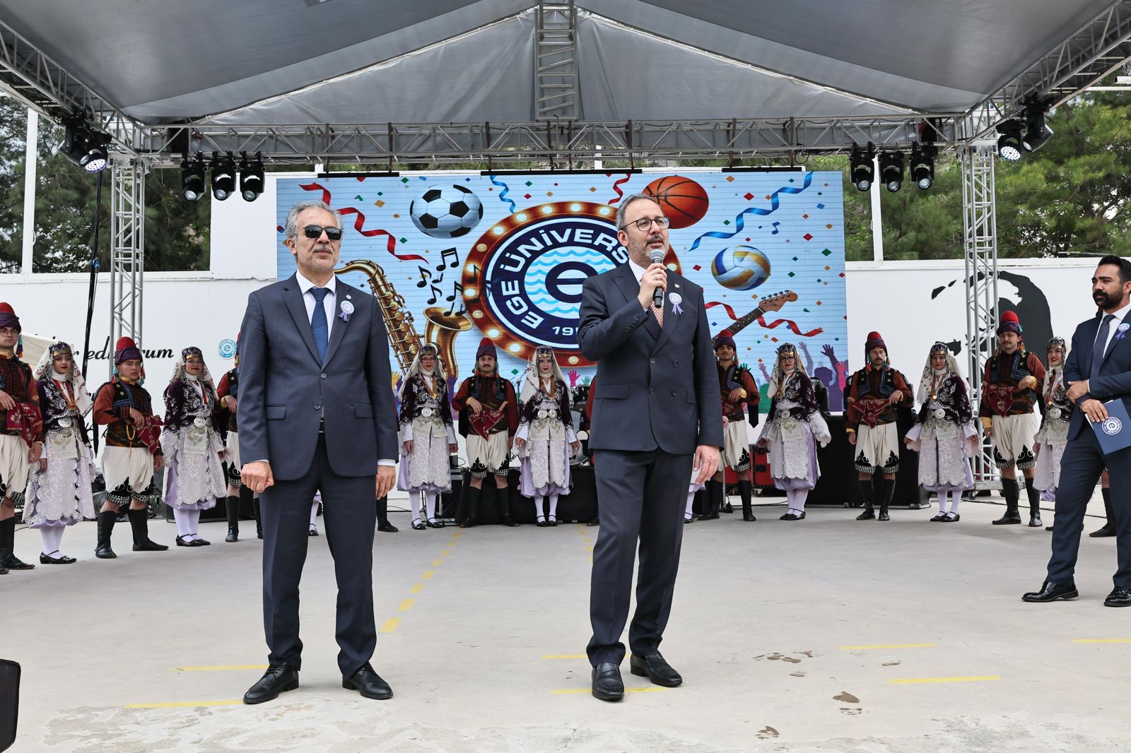 Dr. Mehmet Kasapoğlu’ndan Ege Üniversitesi’nde gençlere yol haritası: "Düşmekten korkmayın! 5 Dr. Mehmet Kasapoğlu’ndan Ege Üniversitesi’nde gençlere yol haritası: "Düşmekten korkmayın!