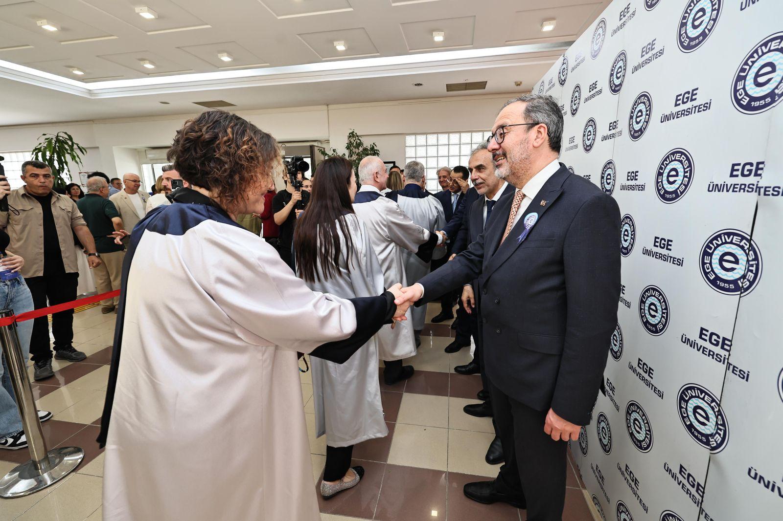 Dr. Mehmet Kasapoğlu’ndan Ege Üniversitesi’nde gençlere yol haritası: "Düşmekten korkmayın! 4 Dr. Mehmet Kasapoğlu’ndan Ege Üniversitesi’nde gençlere yol haritası: "Düşmekten korkmayın!