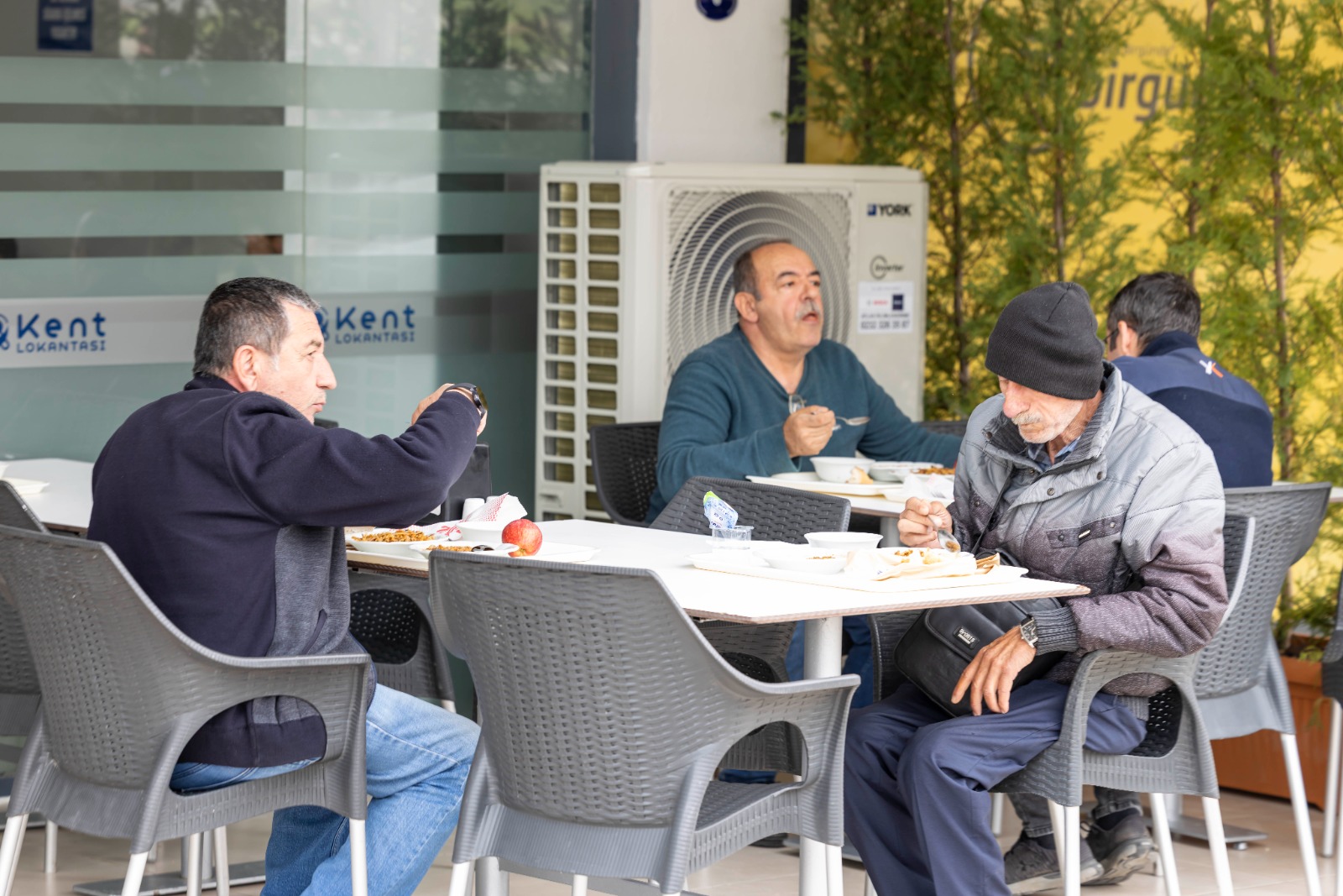 İzmir’de inanılmaz fiyat: 4 çeşit yemek sadece 25 lira! O şubede izdiham yaşanıyor 4 İzmir’de inanılmaz fiyat: 4 çeşit yemek sadece 25 lira! O şubede izdiham yaşanıyor