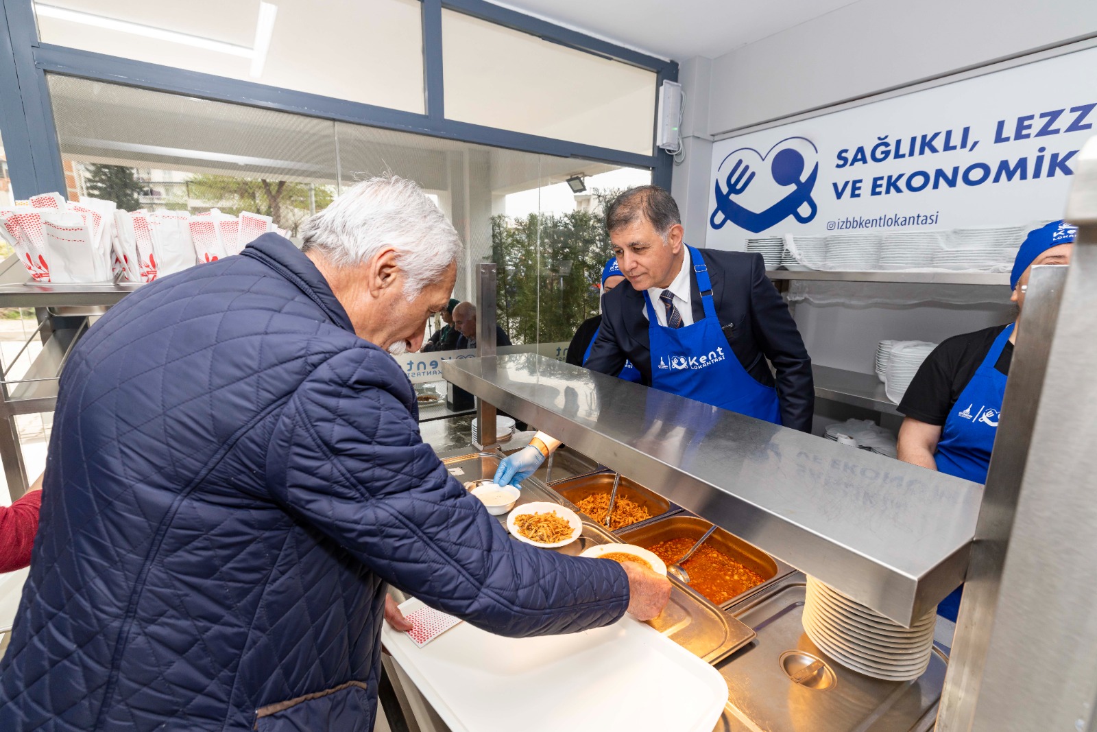 İzmir’de inanılmaz fiyat: 4 çeşit yemek sadece 25 lira! O şubede izdiham yaşanıyor 3 İzmir’de inanılmaz fiyat: 4 çeşit yemek sadece 25 lira! O şubede izdiham yaşanıyor