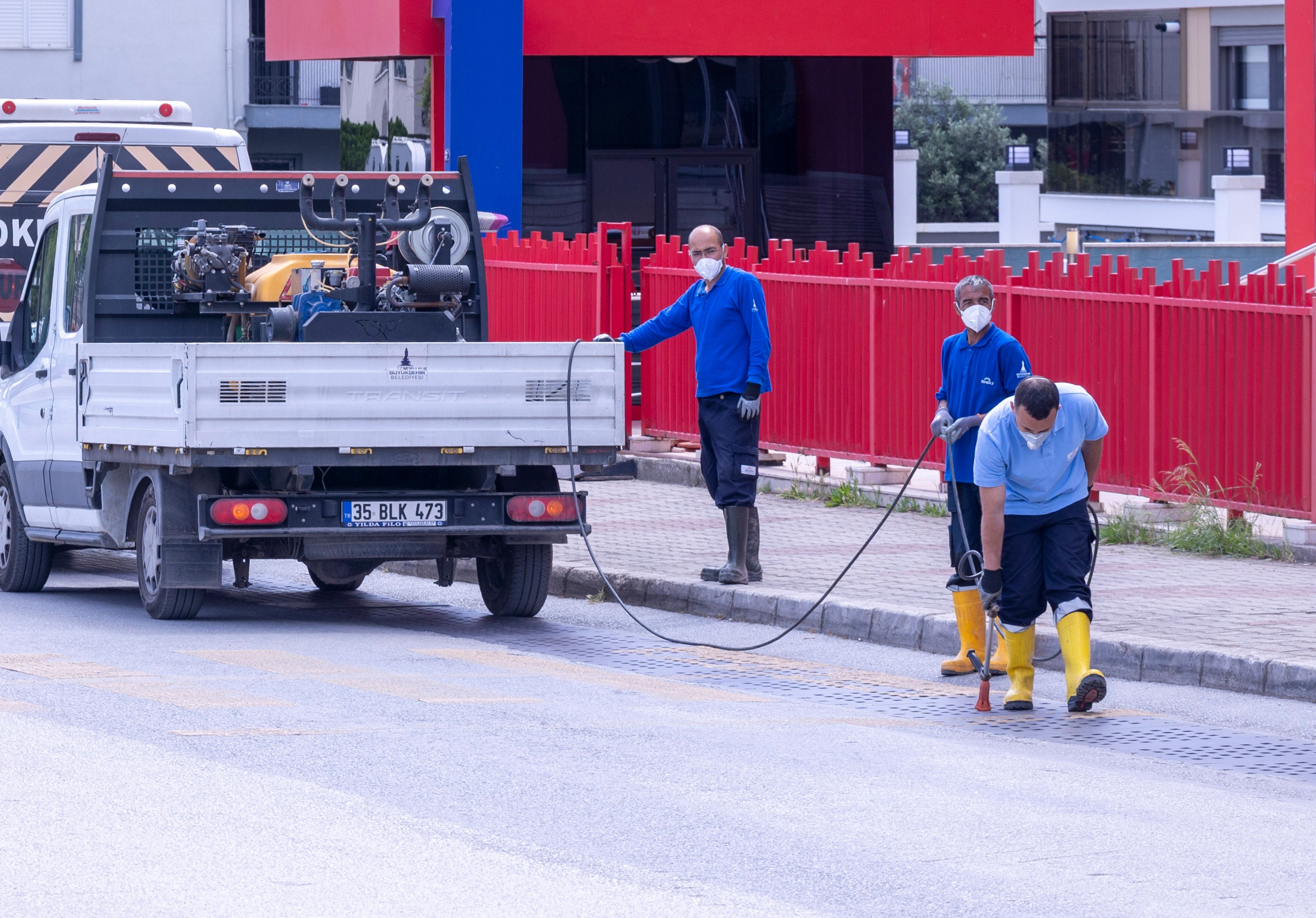 İzmir'de bayram öncesi dev ilaçlama: 30 ilçede, 300 bin noktada