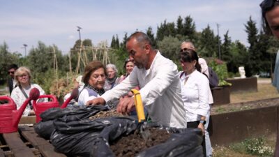 İzmir Büyükşehir Belediyesi’nin başlattığı “Bahçe Kompostu Etkinliği” ile organik atıkların