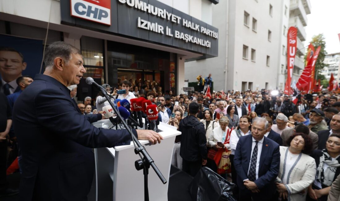 CHP İzmir İl Başkanlığı önünde toplanan kalabalığa seslenen Büyükşehir Belediye