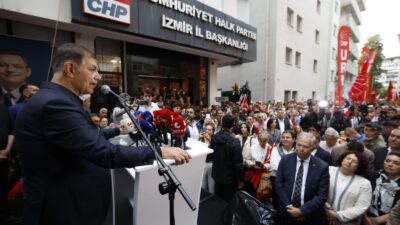 CHP İzmir İl Başkanlığı önünde toplanan kalabalığa seslenen Büyükşehir Belediye