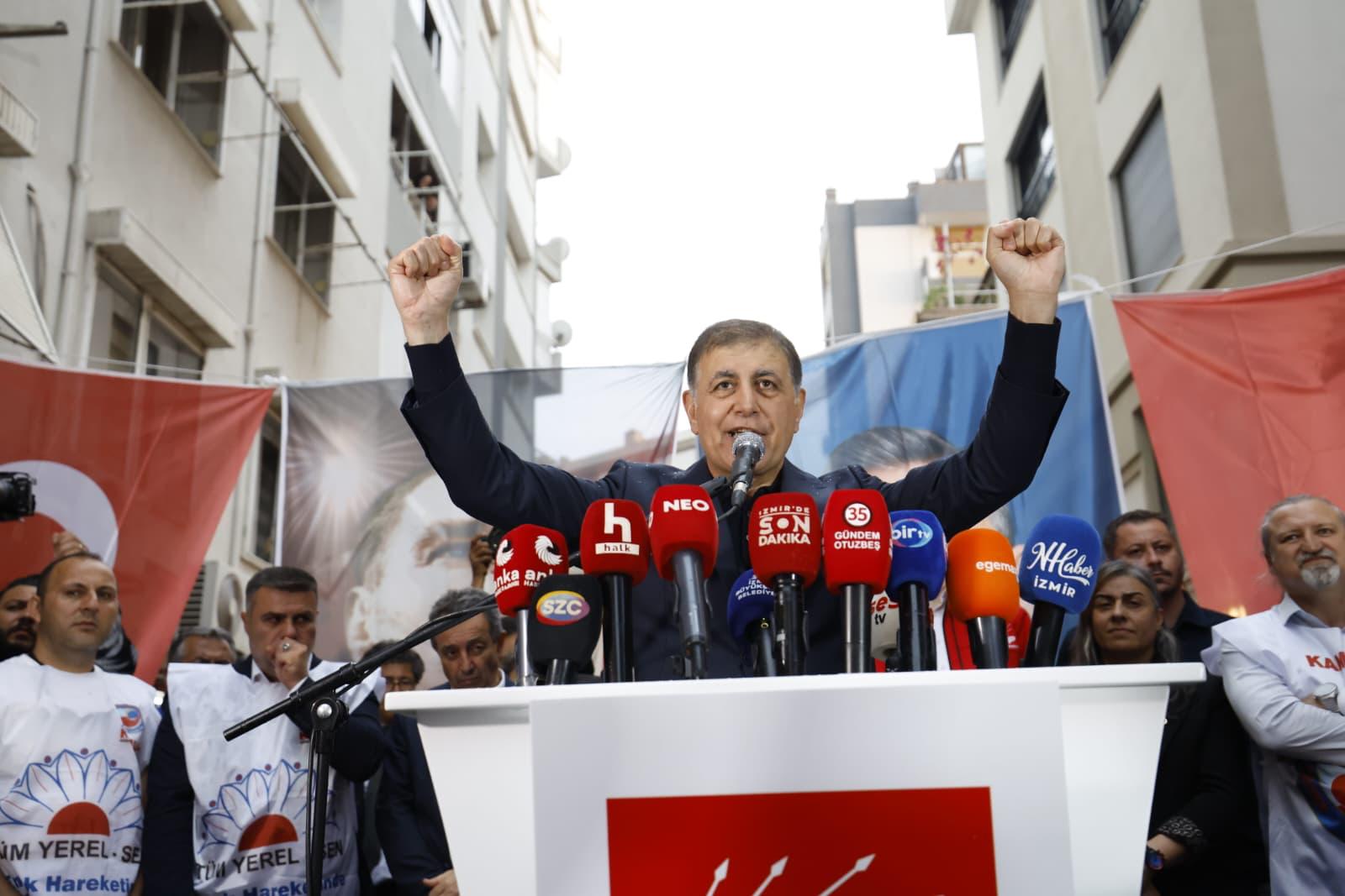 "Sol yumruğunuzu da sağ yumruğunuzu da havaya kaldırın": Direnişin hareketi İzmir’de ortaya çıktı 3 "Sol yumruğunuzu da sağ yumruğunuzu da havaya kaldırın": Direnişin hareketi İzmir’de ortaya çıktı