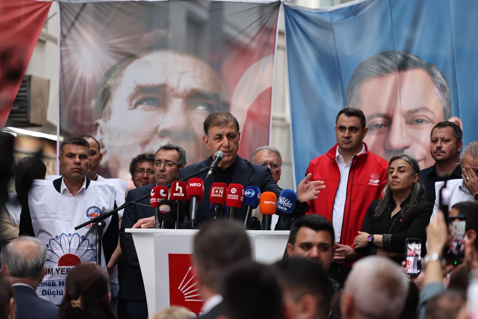 "Sol yumruğunuzu da sağ yumruğunuzu da havaya kaldırın": Direnişin hareketi İzmir’de ortaya çıktı 2 "Sol yumruğunuzu da sağ yumruğunuzu da havaya kaldırın": Direnişin hareketi İzmir’de ortaya çıktı