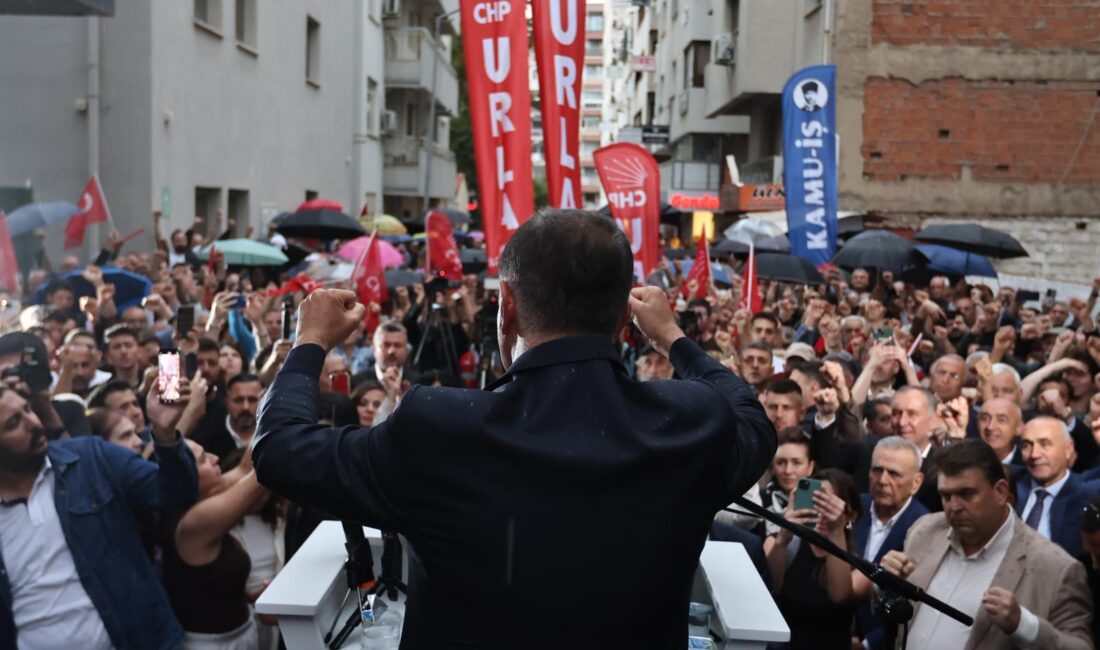 İzmir’deki tarihi buluşmanın finalinde, aniden bastıran sağanak yağmura rağmen kitleye