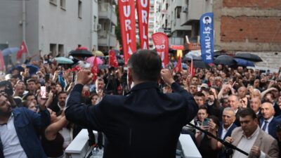 İzmir’deki tarihi buluşmanın finalinde, aniden bastıran sağanak yağmura rağmen kitleye