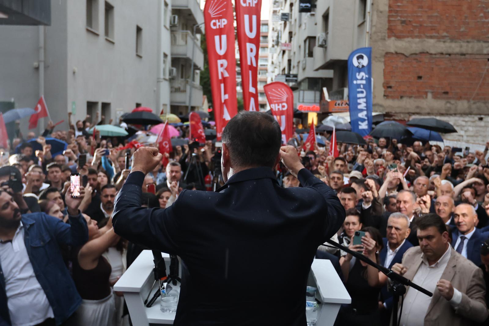 "Sol yumruğunuzu da sağ yumruğunuzu da havaya kaldırın": Direnişin hareketi İzmir’de ortaya çıktı