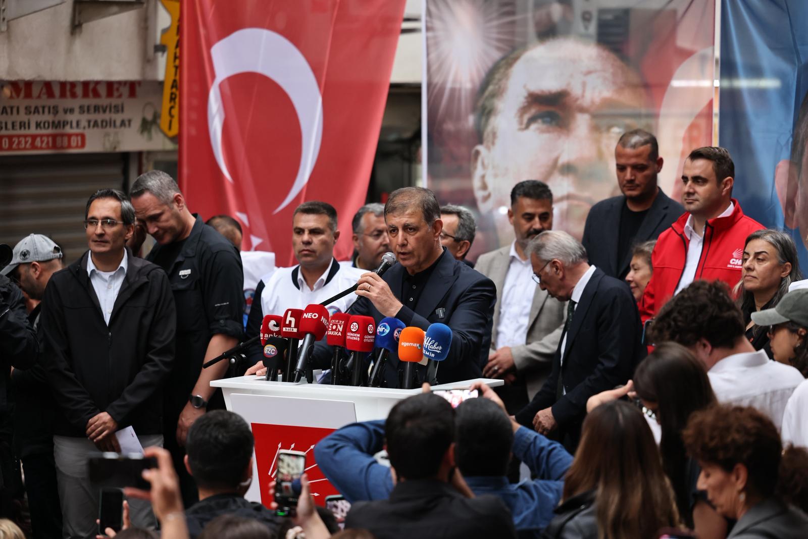 "Sol yumruğunuzu da sağ yumruğunuzu da havaya kaldırın": Direnişin hareketi İzmir’de ortaya çıktı 1 "Sol yumruğunuzu da sağ yumruğunuzu da havaya kaldırın": Direnişin hareketi İzmir’de ortaya çıktı