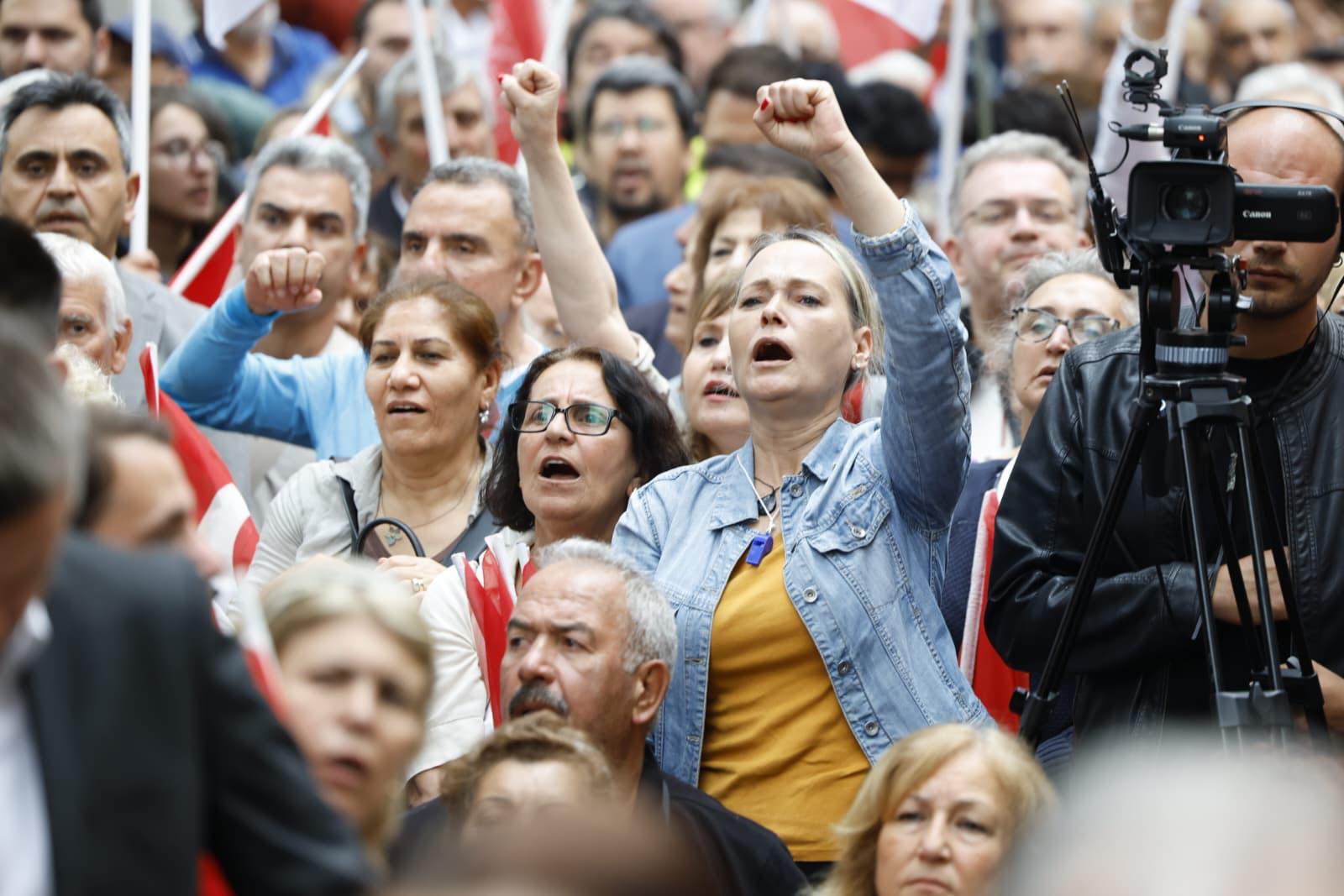 CHP İzmir’de butlan isyanı: 'Teslim olmayız boyun eğmeyiz!' 4 CHP İzmir’de butlan isyanı: 'Teslim olmayız boyun eğmeyiz!'