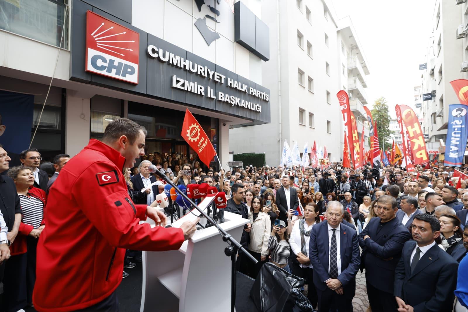 CHP İzmir’de butlan isyanı: 'Teslim olmayız boyun eğmeyiz!' 3 CHP İzmir’de butlan isyanı: 'Teslim olmayız boyun eğmeyiz!'