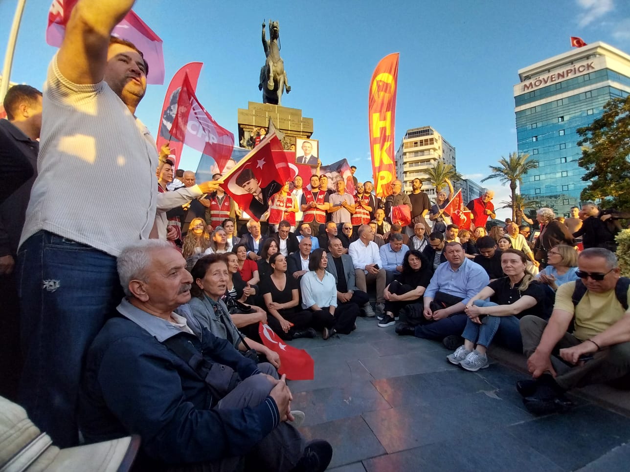 CHP İzmir İl Örgütü Cumhuriyet Meydanı'na yürüdü: Murat Aydın'dan '100 Bin İmza' açıklaması 2 CHP İzmir İl Örgütü Cumhuriyet Meydanı'na yürüdü: Murat Aydın'dan '100 Bin İmza' açıklaması