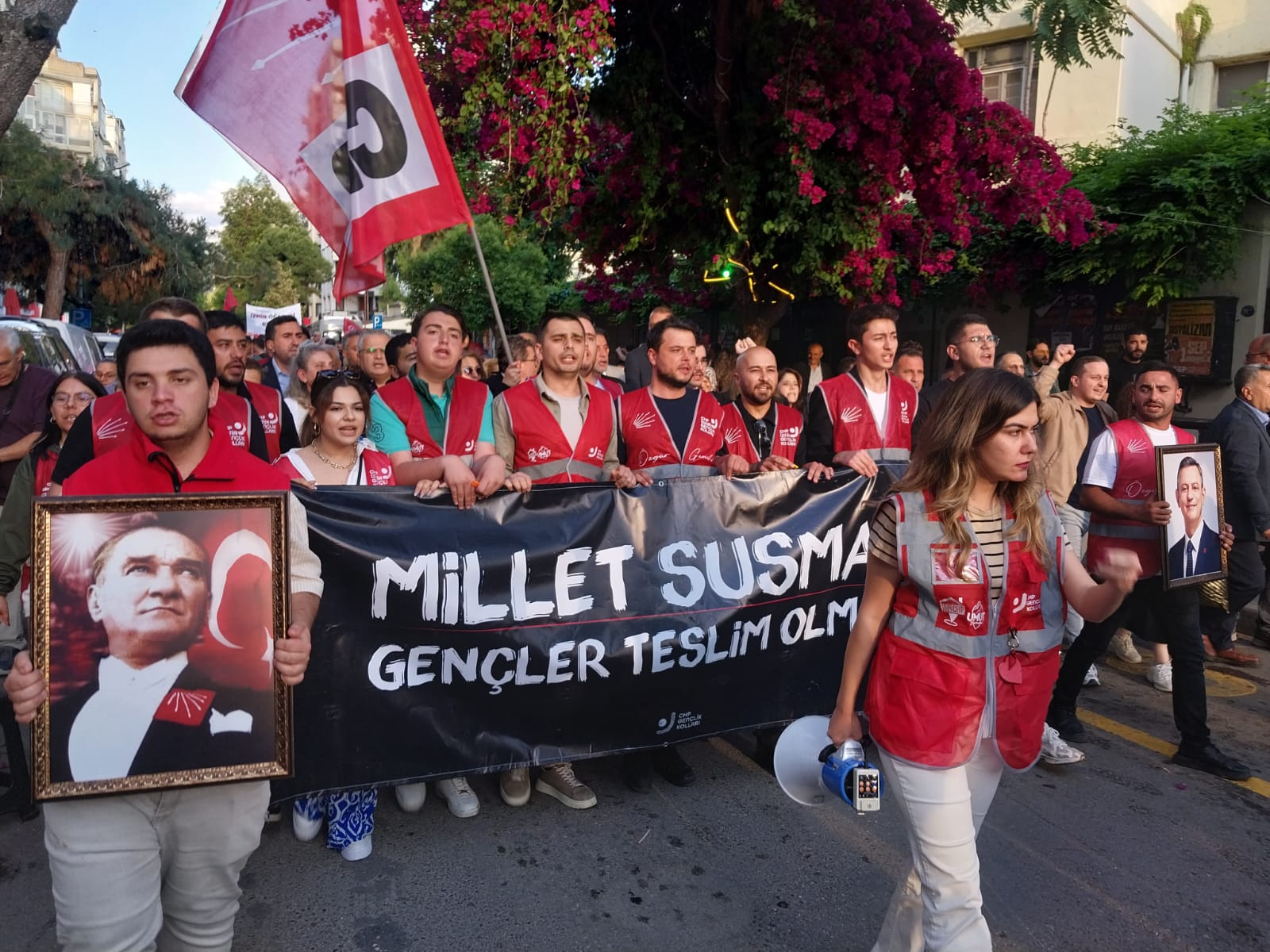 CHP İzmir İl Örgütü Cumhuriyet Meydanı'na yürüdü: Murat Aydın'dan '100 Bin İmza' açıklaması 3 CHP İzmir İl Örgütü Cumhuriyet Meydanı'na yürüdü: Murat Aydın'dan '100 Bin İmza' açıklaması
