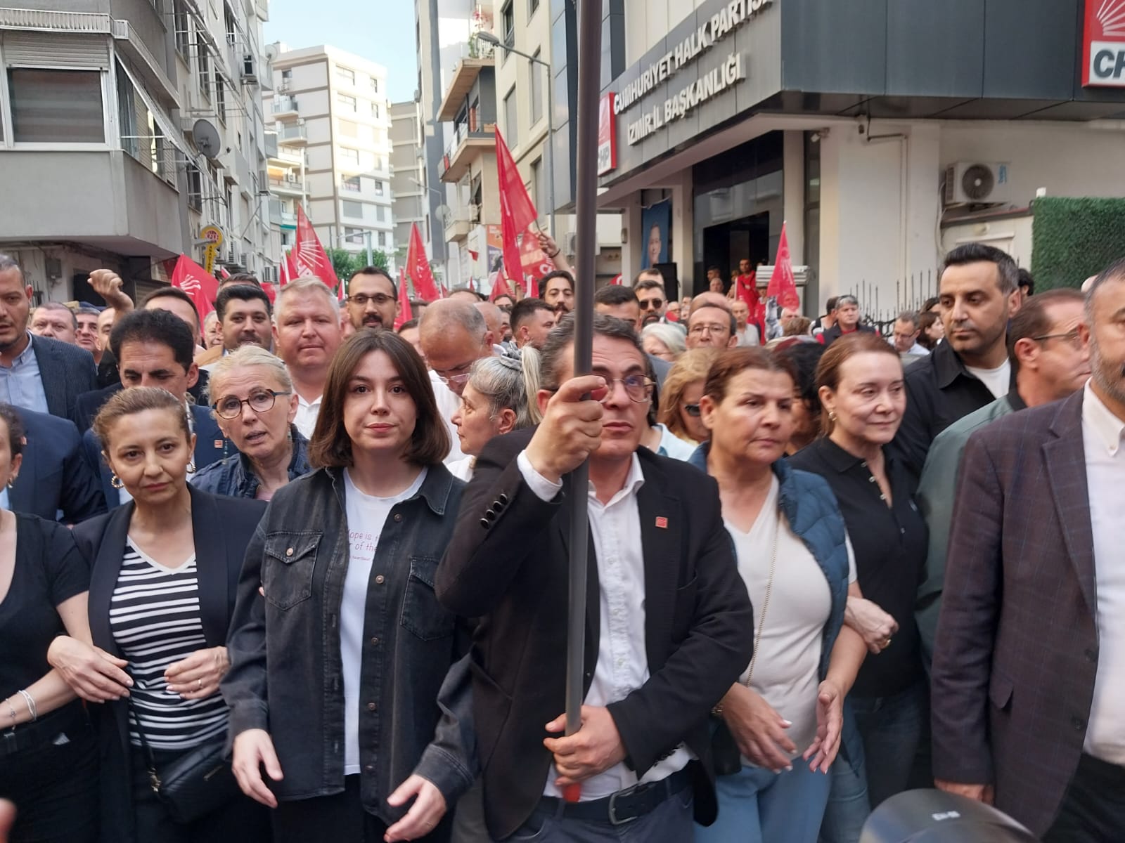 CHP İzmir İl Örgütü Cumhuriyet Meydanı'na yürüdü: Murat Aydın'dan '100 Bin İmza' açıklaması 1 CHP İzmir İl Örgütü Cumhuriyet Meydanı'na yürüdü: Murat Aydın'dan '100 Bin İmza' açıklaması