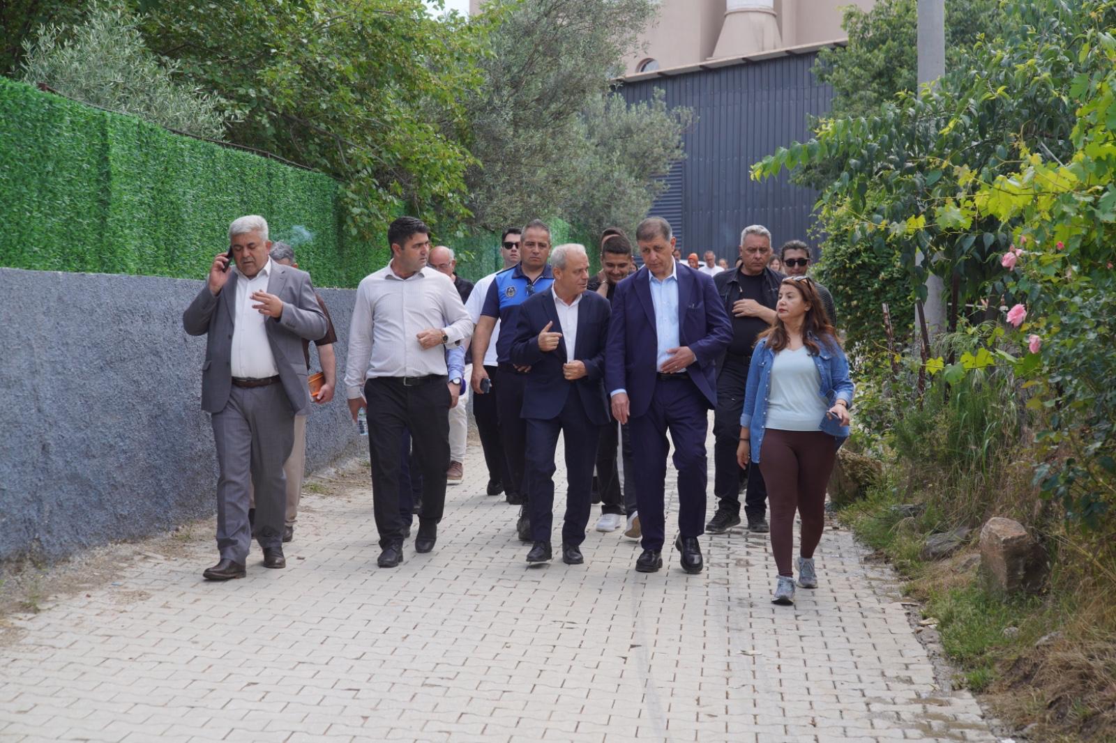 Takım elbiseyi çıkardı, tarlaya indi! Başkan Tugay Kiraz'da patates topladı