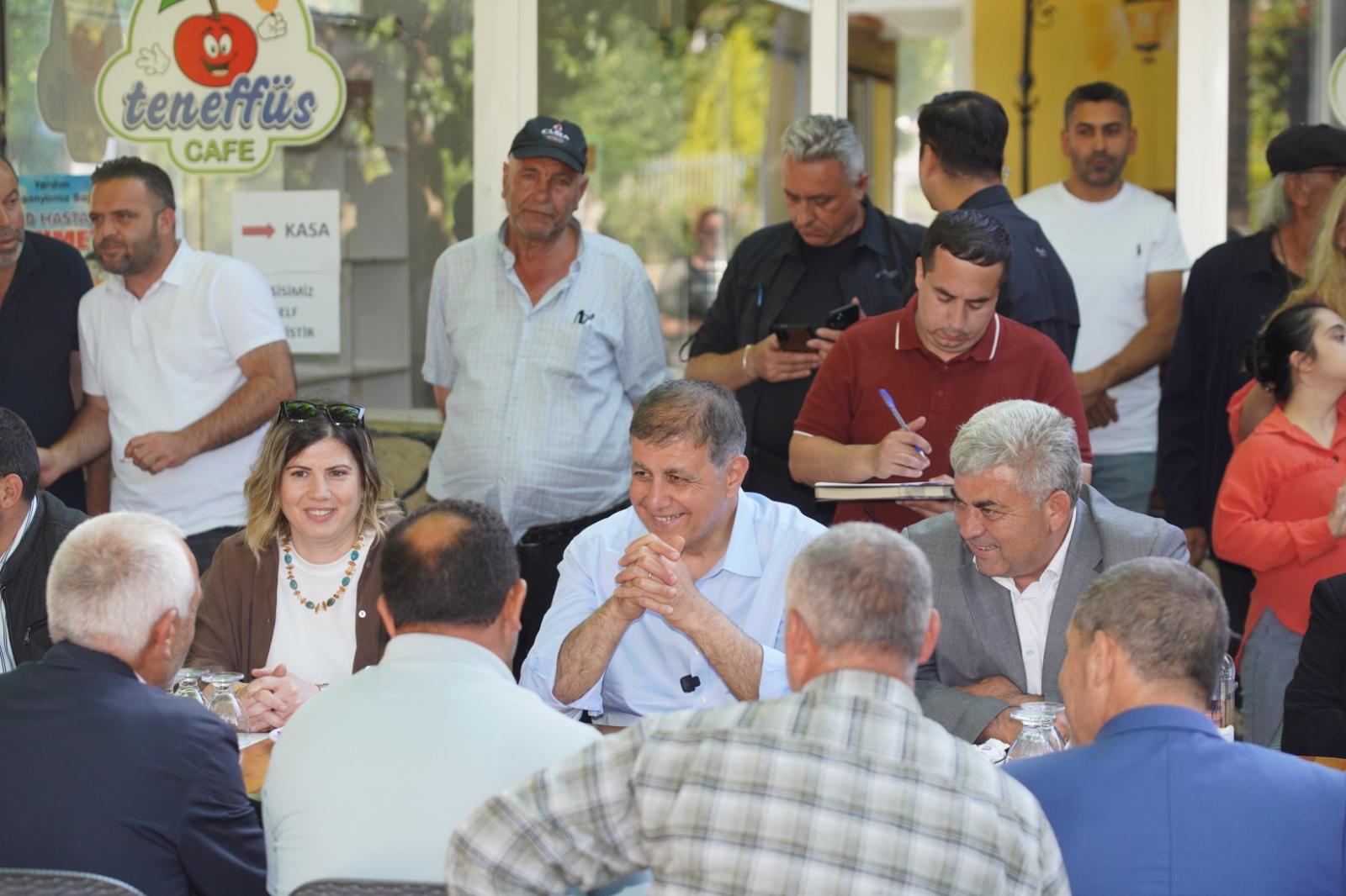 Takım elbiseyi çıkardı, tarlaya indi! Başkan Tugay Kiraz'da patates topladı