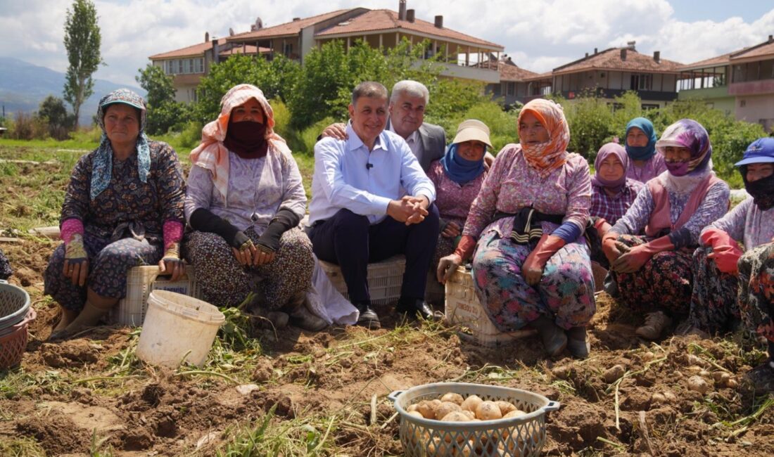 Bayram mesaisini Kiraz’ın köylerine ayıran Büyükşehir Belediye Başkanı Cemil Tugay,