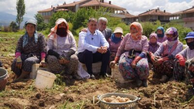 Bayram mesaisini Kiraz’ın köylerine ayıran Büyükşehir Belediye Başkanı Cemil Tugay,