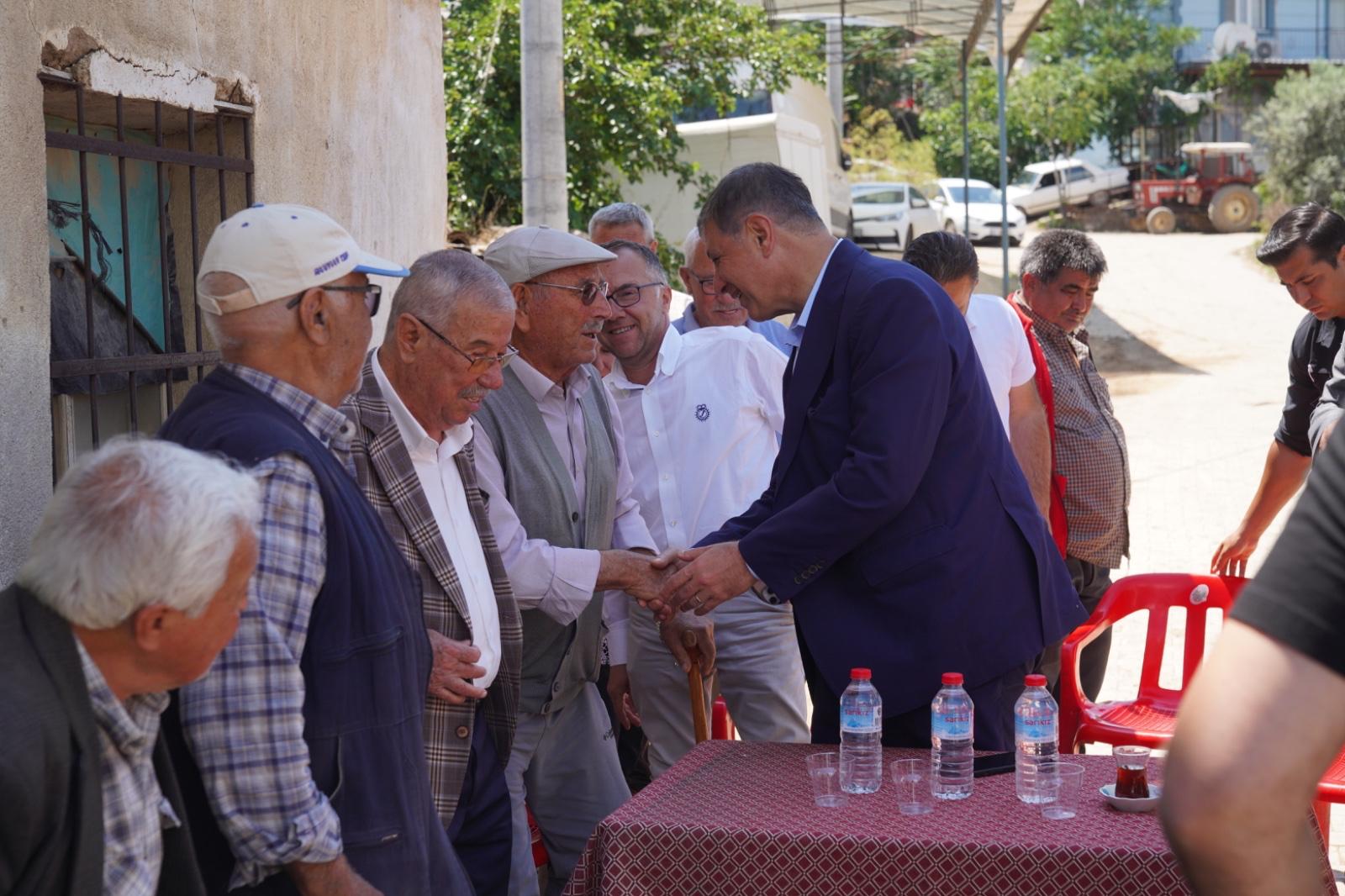 Takım elbiseyi çıkardı, tarlaya indi! Başkan Tugay Kiraz'da patates topladı