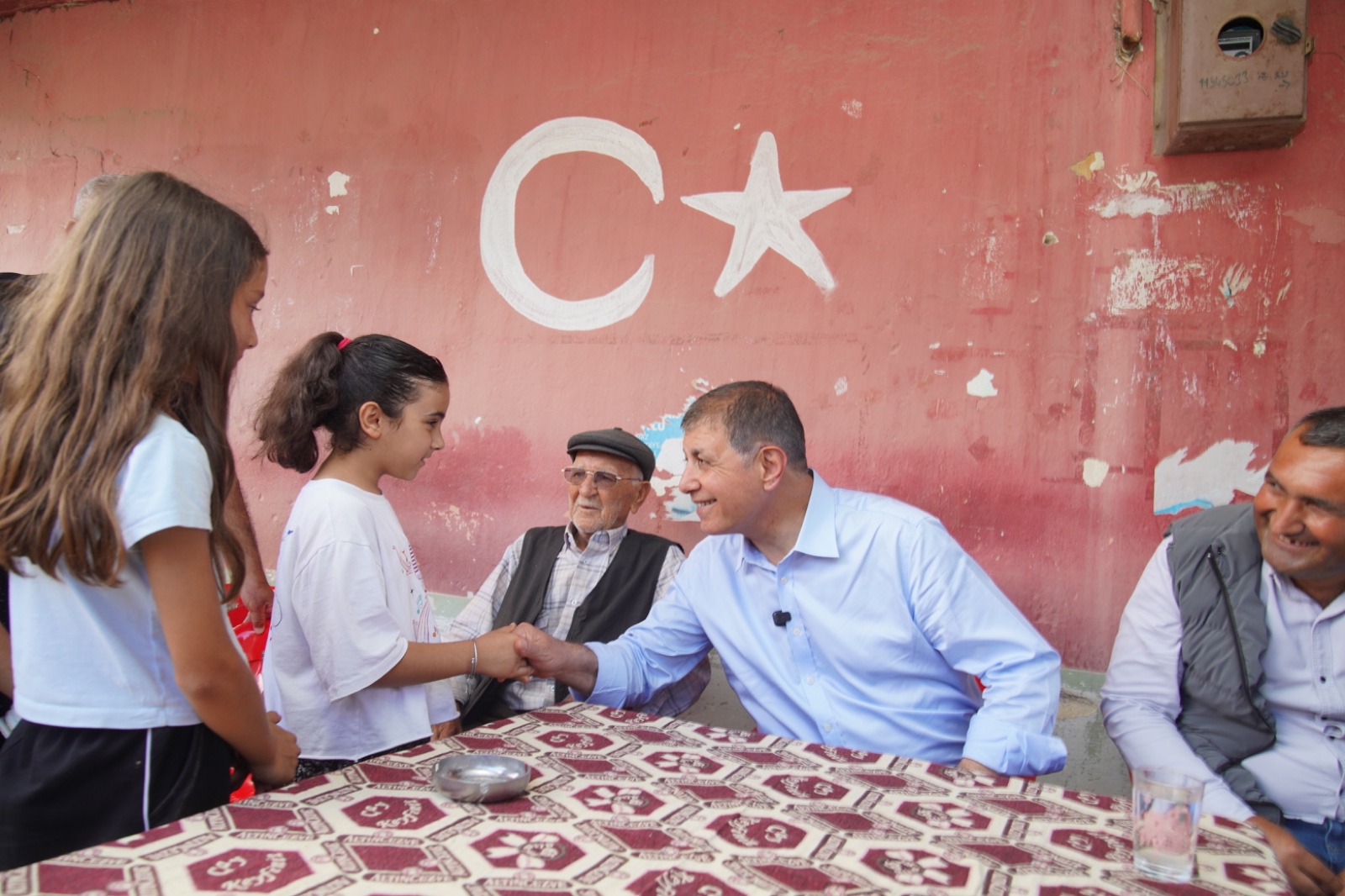 Takım elbiseyi çıkardı, tarlaya indi! Başkan Tugay Kiraz'da patates topladı