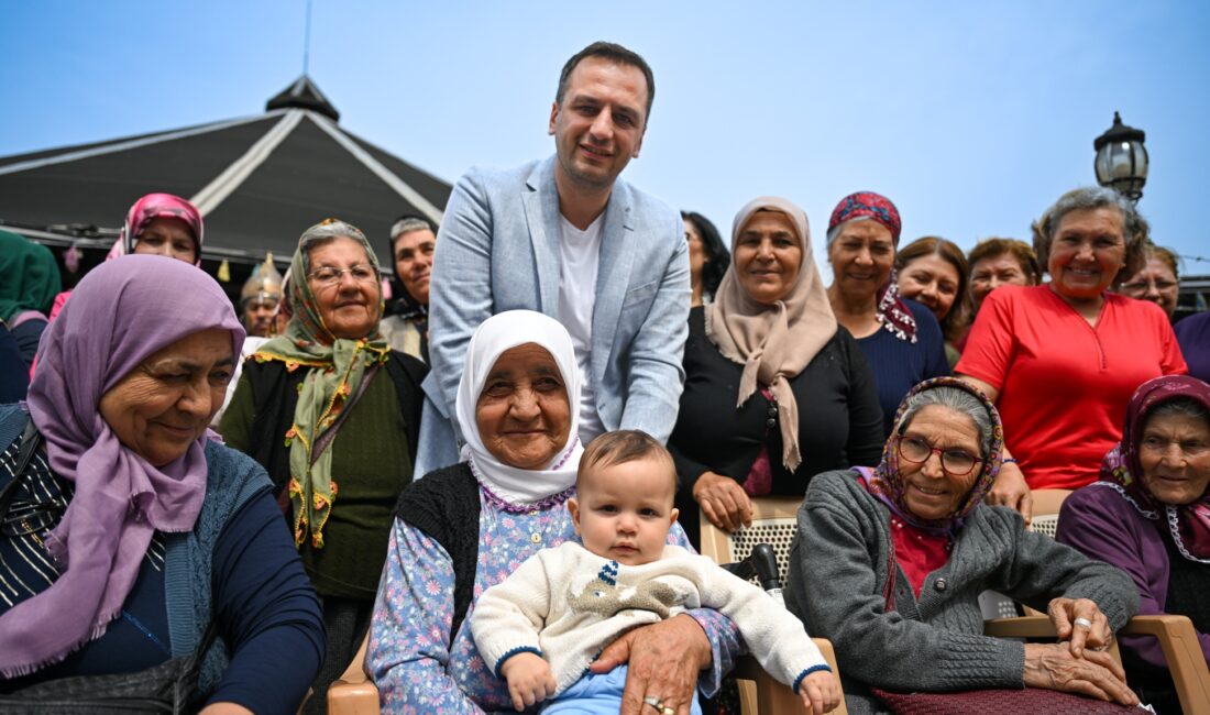 Başkan Ömer Eşki, huzurevindeki annelere Atık Sanat Atölyesi’nde hazırlanan özel