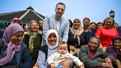 Başkan Ömer Eşki, huzurevindeki annelere Atık Sanat Atölyesi’nde hazırlanan özel