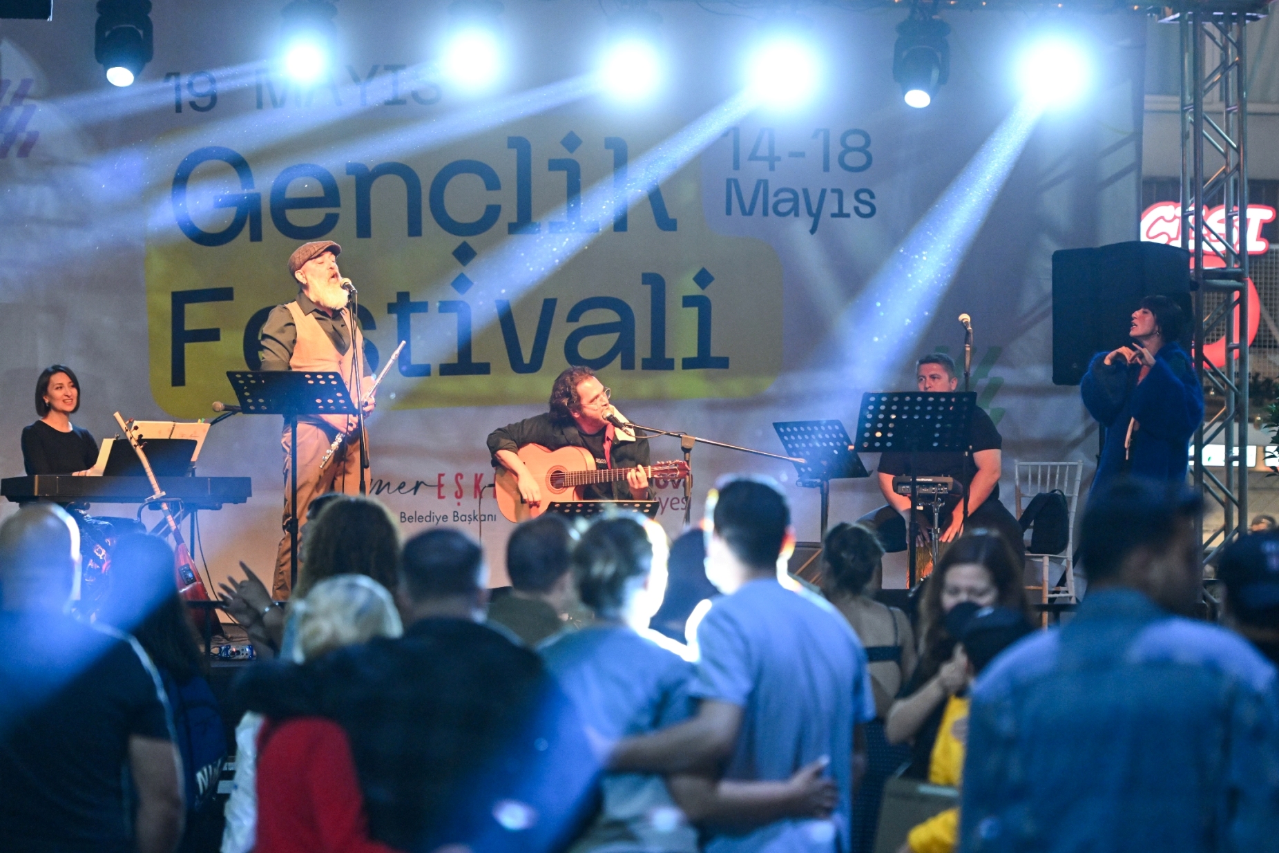 19 Mayıs gençlik sahnesi Küçükpark’ta kuruldu: Bornova’da Festival coşkusu Grup İlyada ile başladı