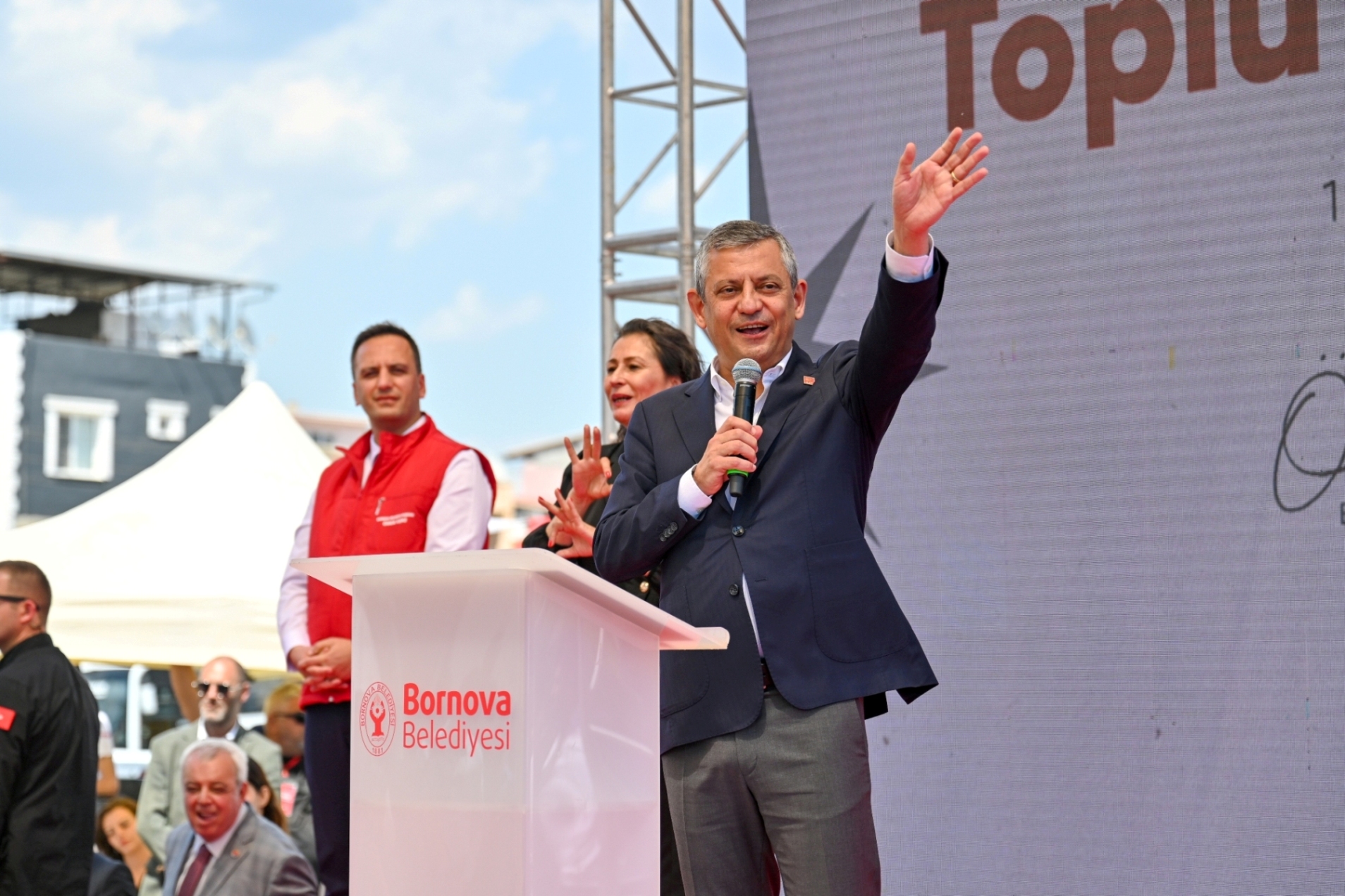 Özel Bornova'da 3 önemli projeyi hizmete açtı: "Ömer Eşki kentin hakkını veriyor"