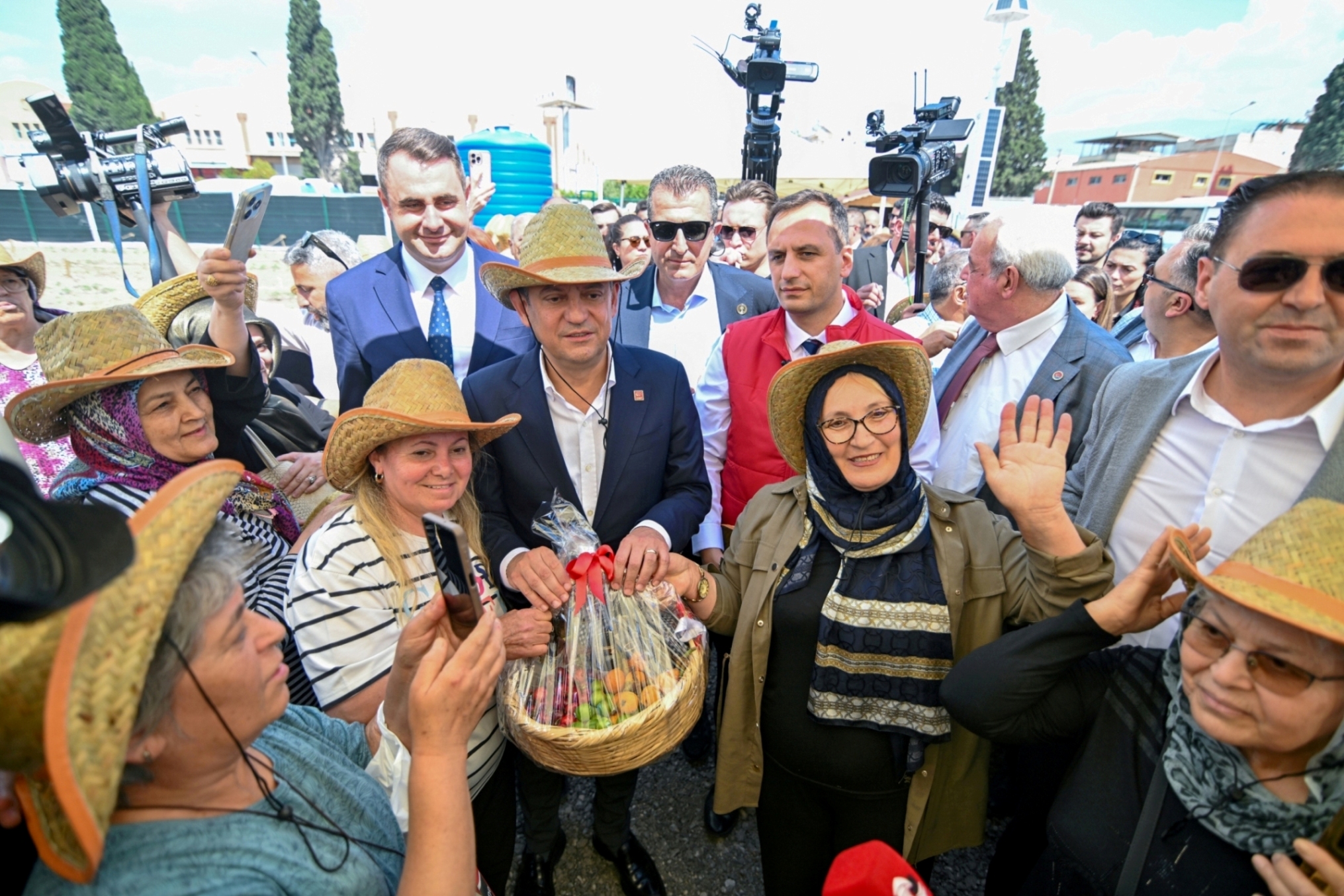Özel Bornova'da 3 önemli projeyi hizmete açtı: "Ömer Eşki kentin hakkını veriyor"