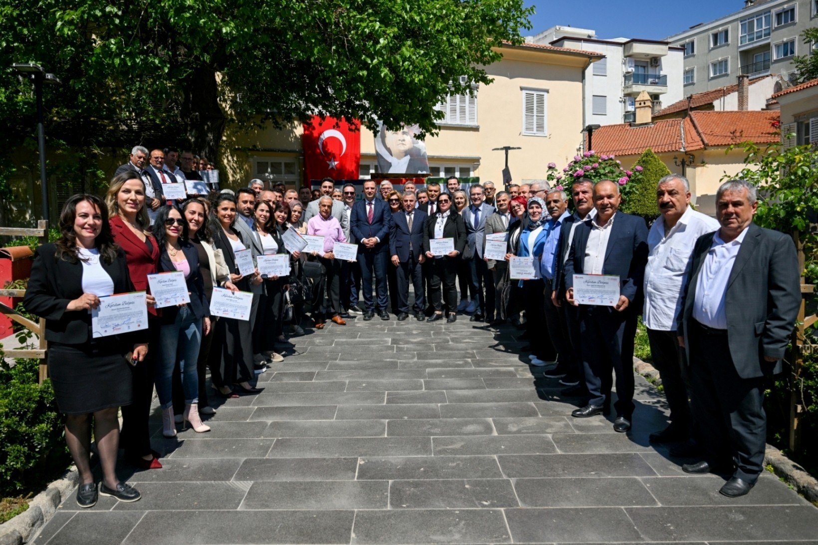 Bornova’da yerelden yükselen güç: Muhtarlar Akademisi’nde mezuniyet heyecanı