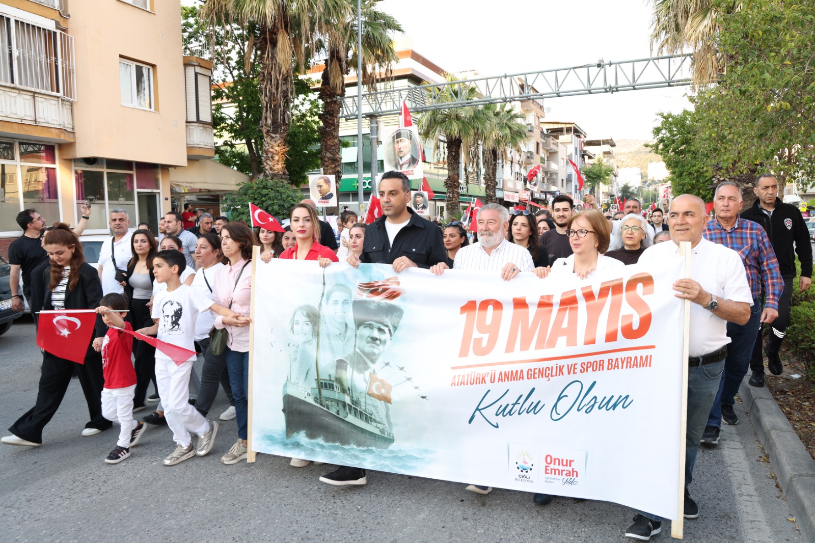 Çiğli’de 19 Mayıs coşkusu 19.19'da zirveye çıktı: Başkan Yıldız'dan korteje öncülük!