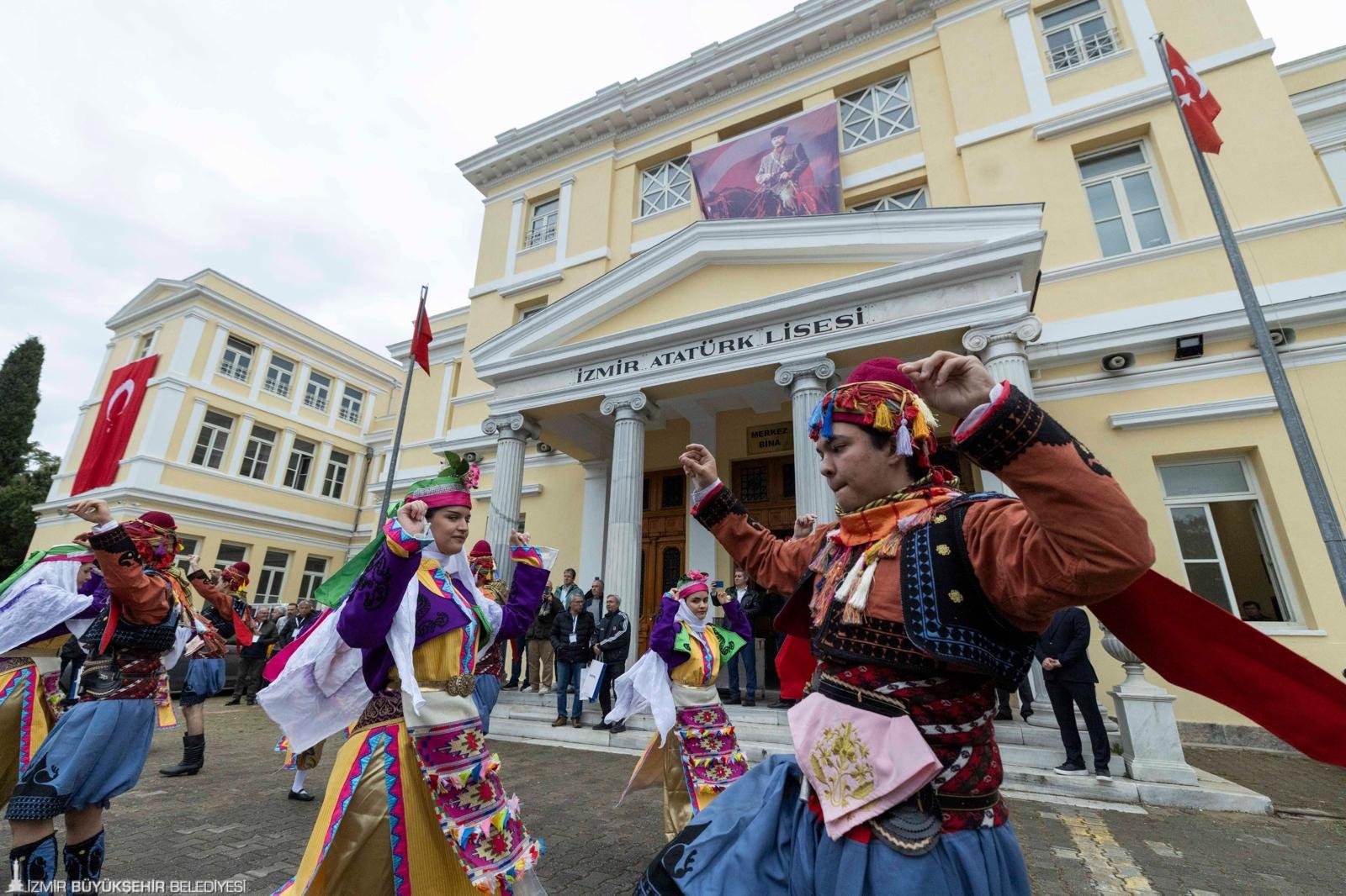 Başkan Tugay Atatürk Lisesi mezunlarıyla: Kazan başına geçti, pilav kardı