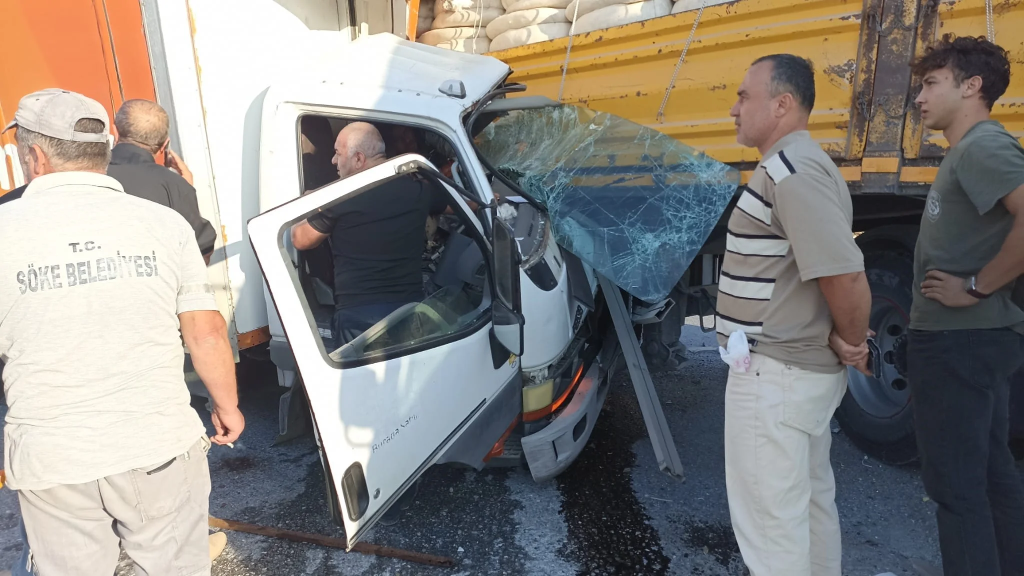 Söke yolunda feci kaza: Pikap refüje daldı