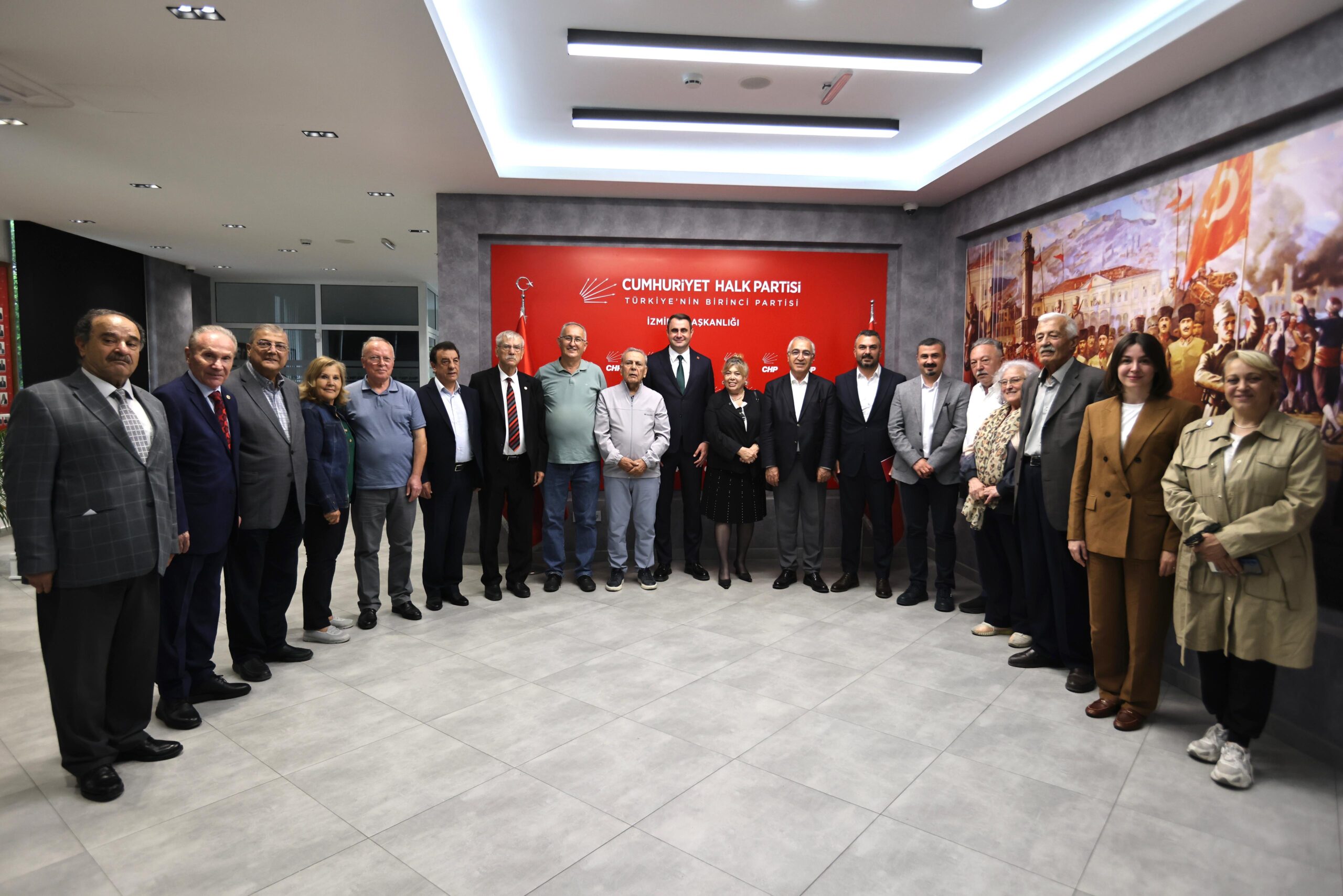 CHP İzmir’de eski ve yeni kadrolar el ele verdi: Büyük saha harekatı başlıyor!
