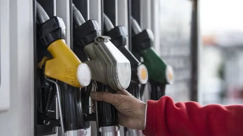 Küresel petrol fiyatlarındaki düşüş, Türkiye’deki akaryakıt fiyatlarına indirim olarak yansıyor.