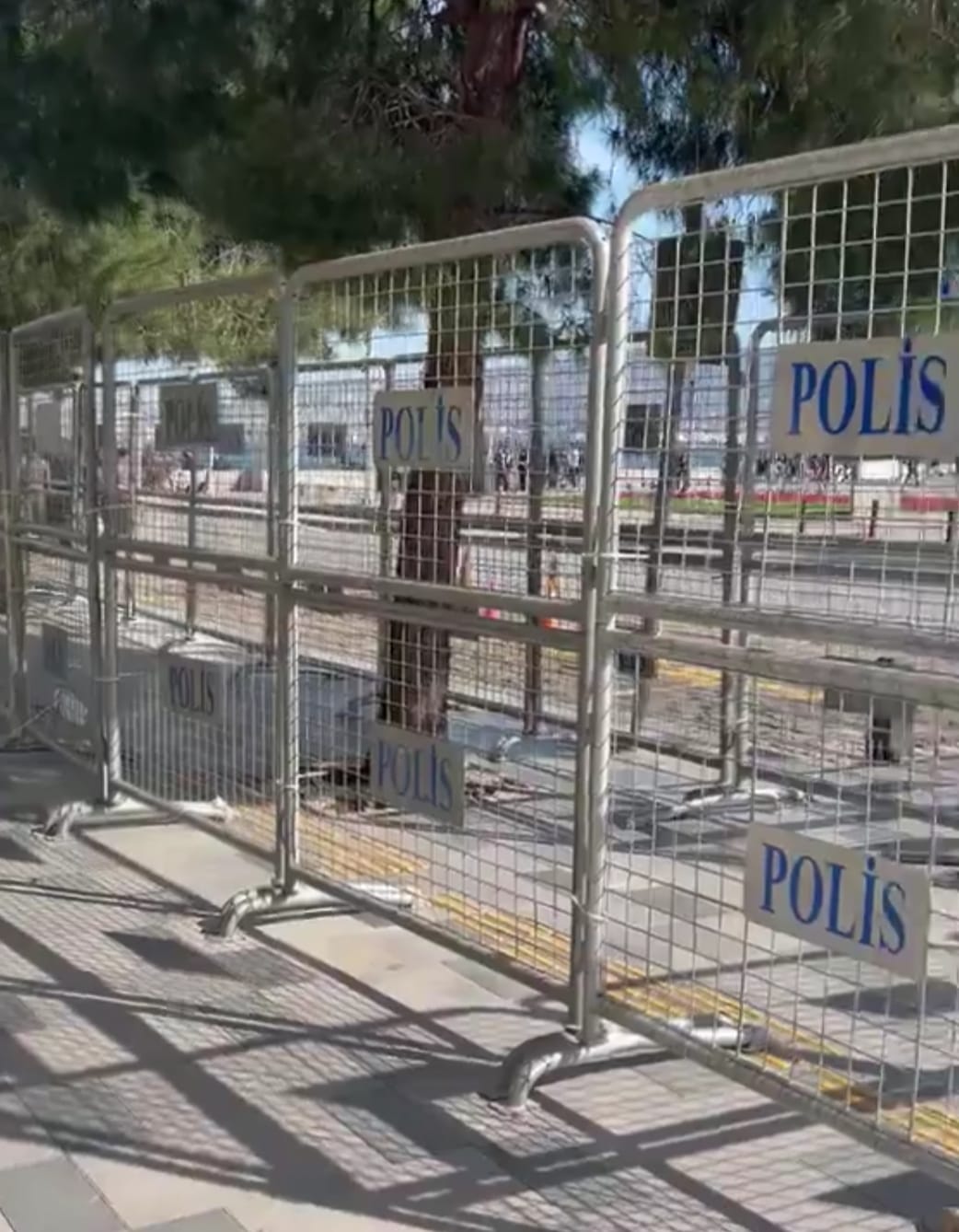 Özel'in Cumhuriyet Meydanı seslenişine Valilikten ret: Meydan barikatlarla kapatıldı