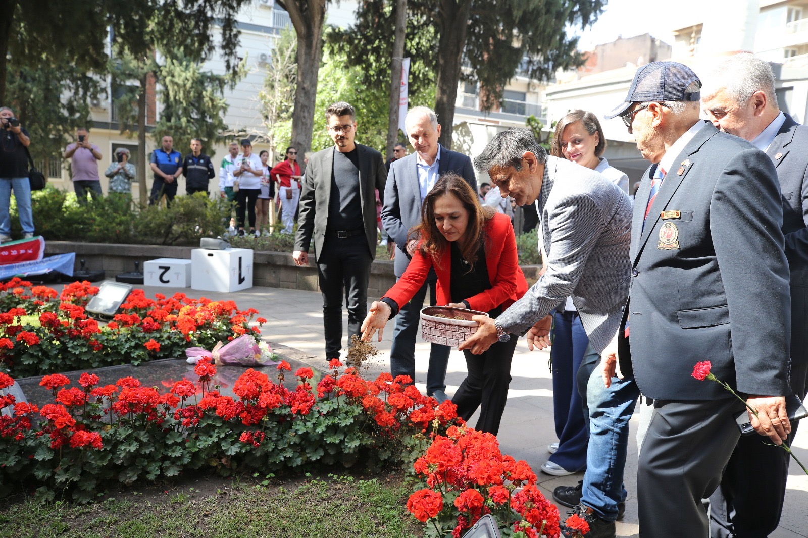 Karşıyaka tek yürek oldu, Zübeyde Anne’ye koştu!