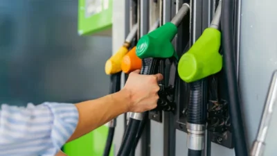 Akaryakıt piyasası yeni güne hareketli başladı. Benzinin litre fiyatına 50