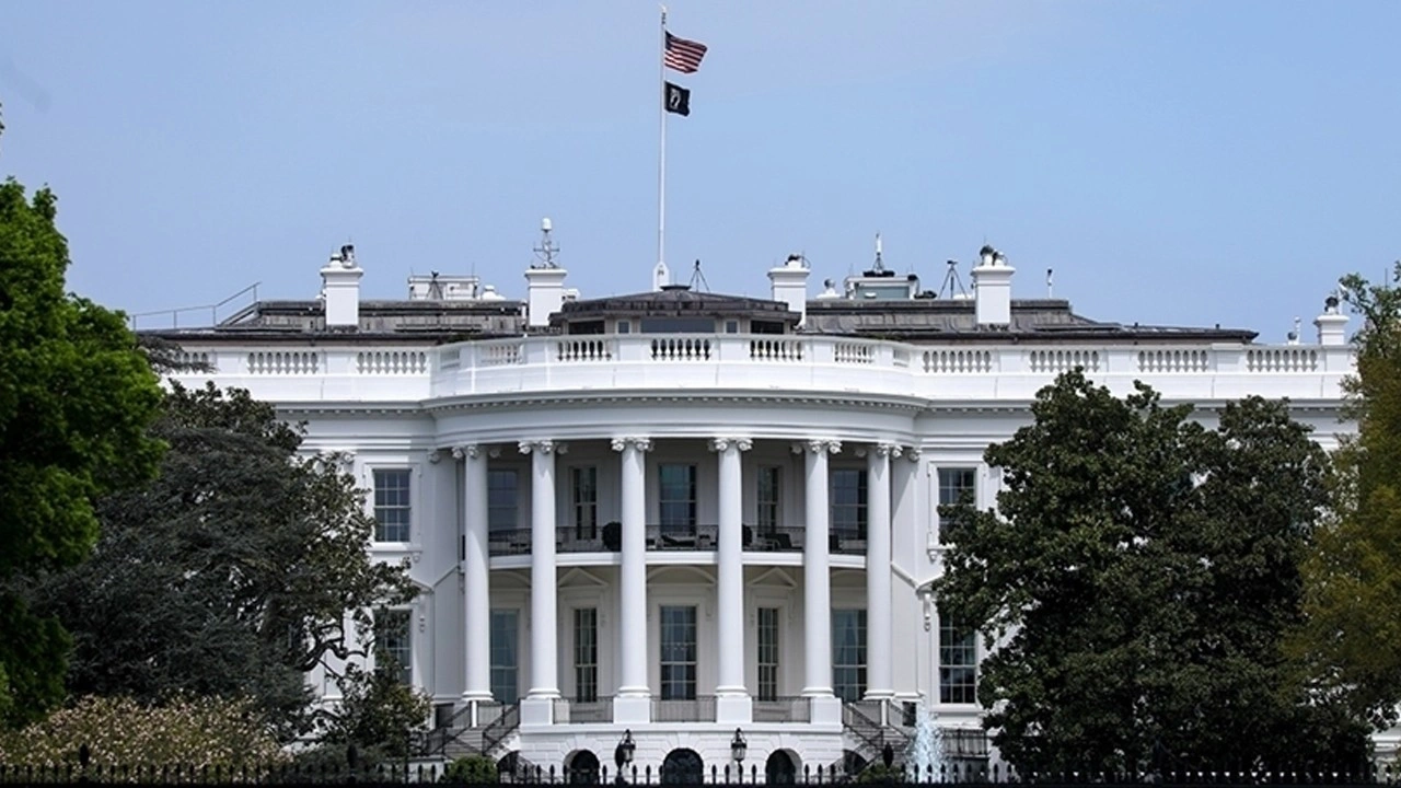 Washington’da Beyaz Saray yerleşkesinin güvenlik noktasına yaklaşarak ateş açan bir