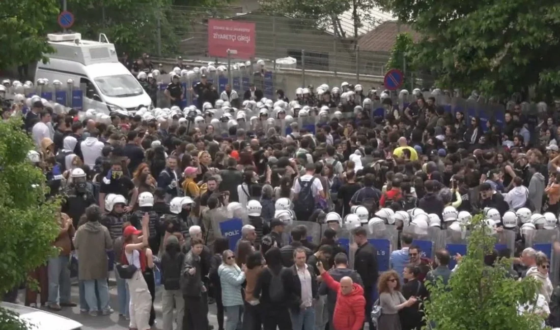 İstanbul Bilgi Üniversitesi’nin kapatılma kararına karşı Santral İstanbul Kampüsü’nde başlatılan