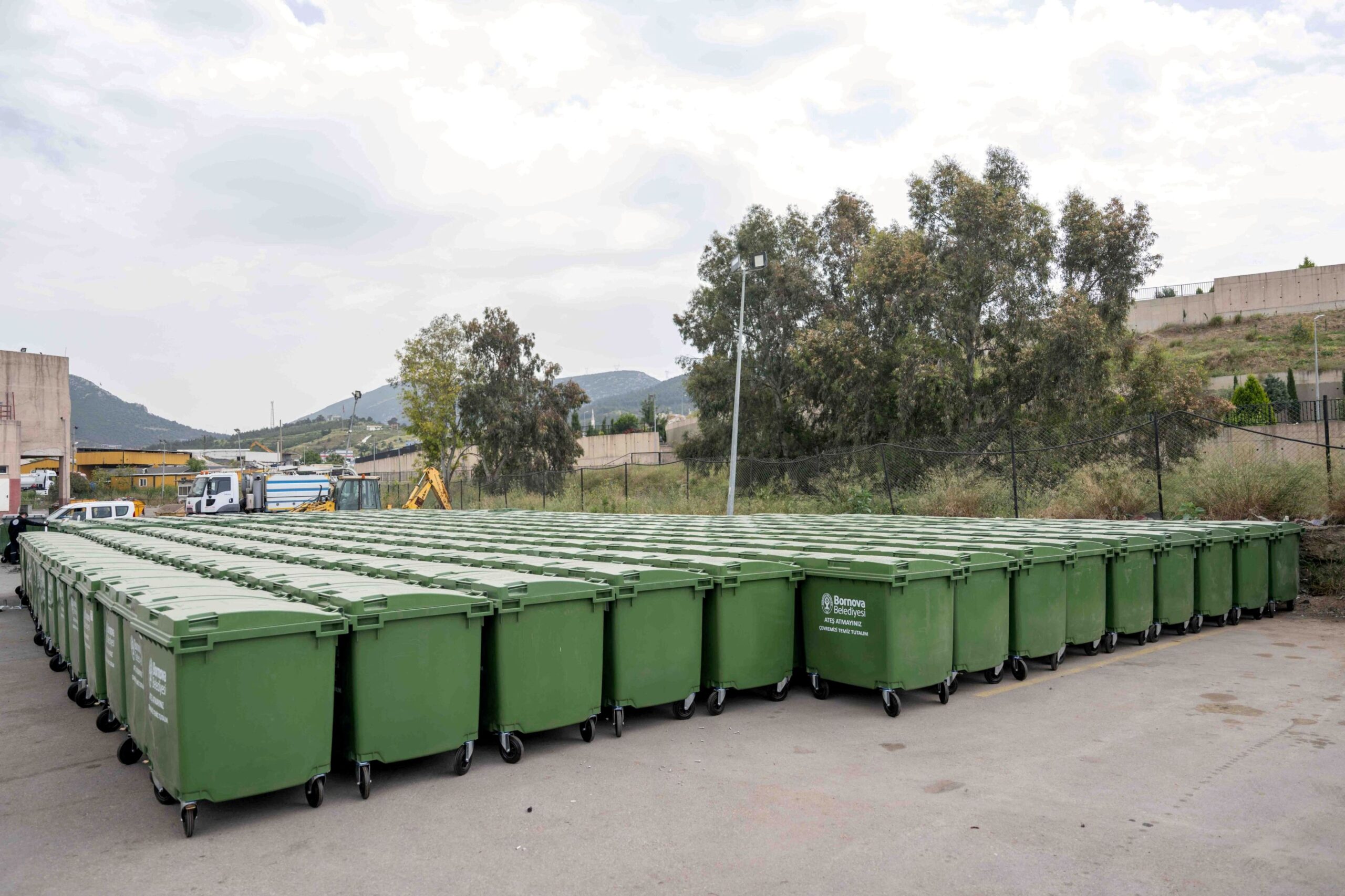 Bornova’ya 325 yeni çöp konteyneri: Daha büyük hacimle temizlikte yeni dönem
