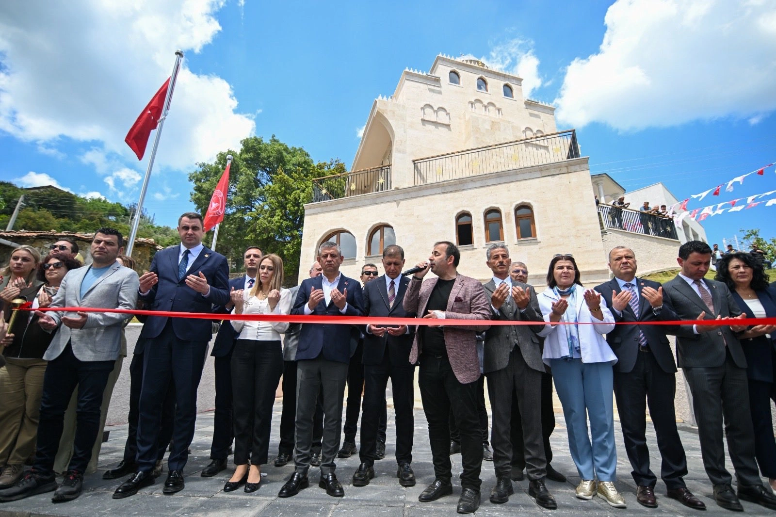 Özgür Özel’den İzmir’de birlik mesajı: "Siyaset ayırır, ibadet birleştirir"